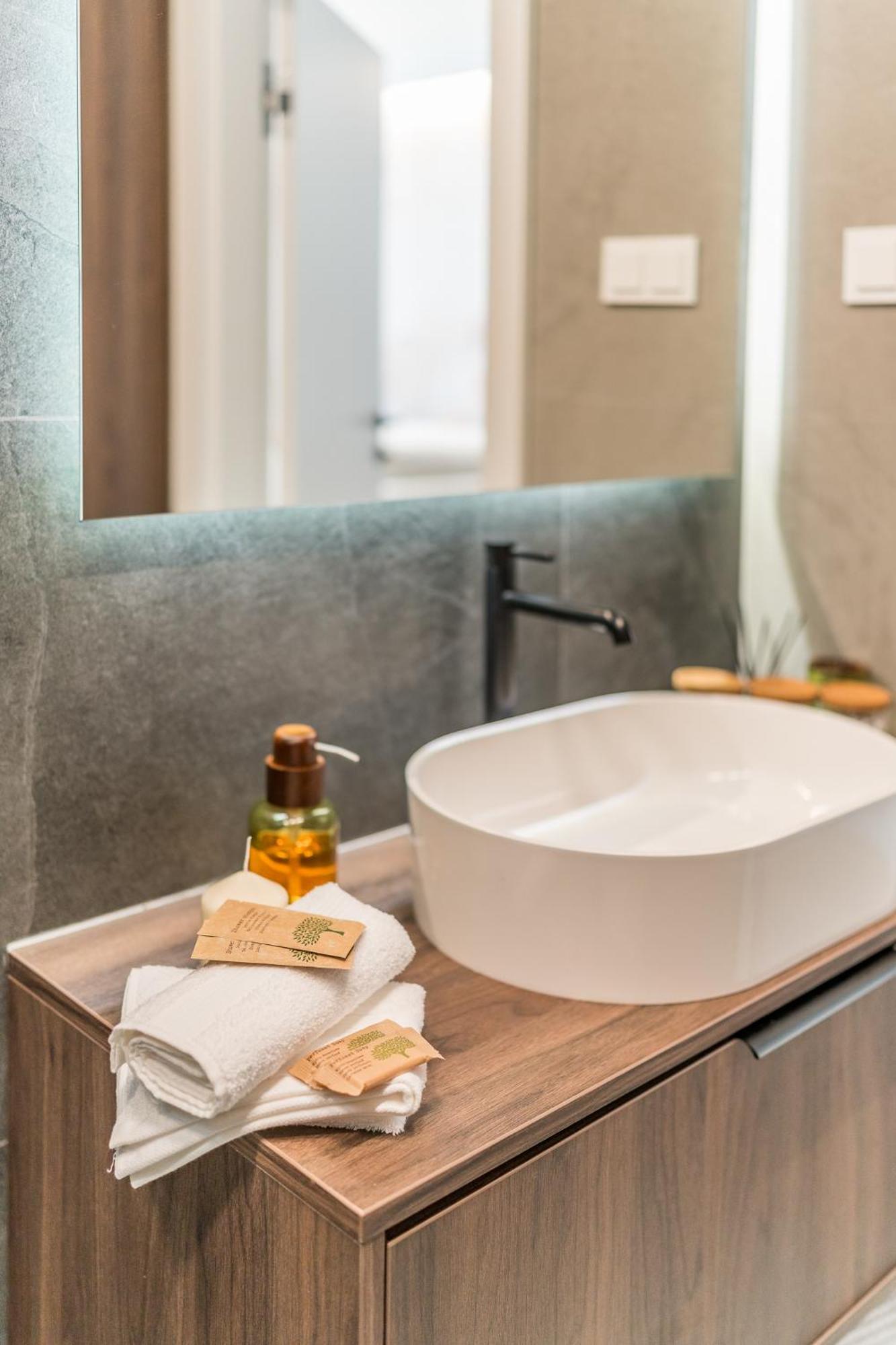Leilighet Prestige - 61m2, Parking, Balcony, Workspace, Ac - By Rentujemy